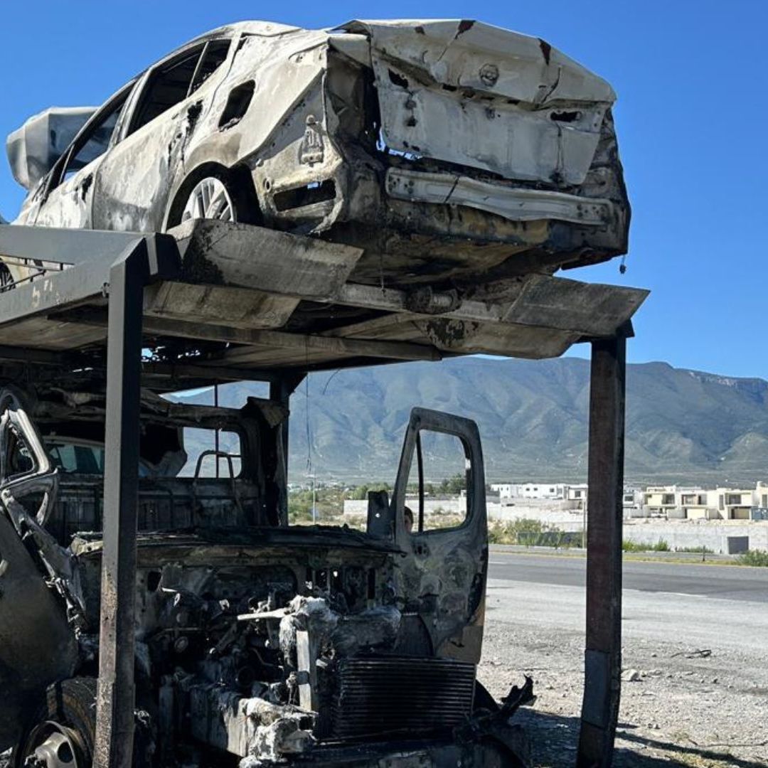 Se Incendia Tráiler Nodriza con Vehículos en Carretera 57 de Arteaga